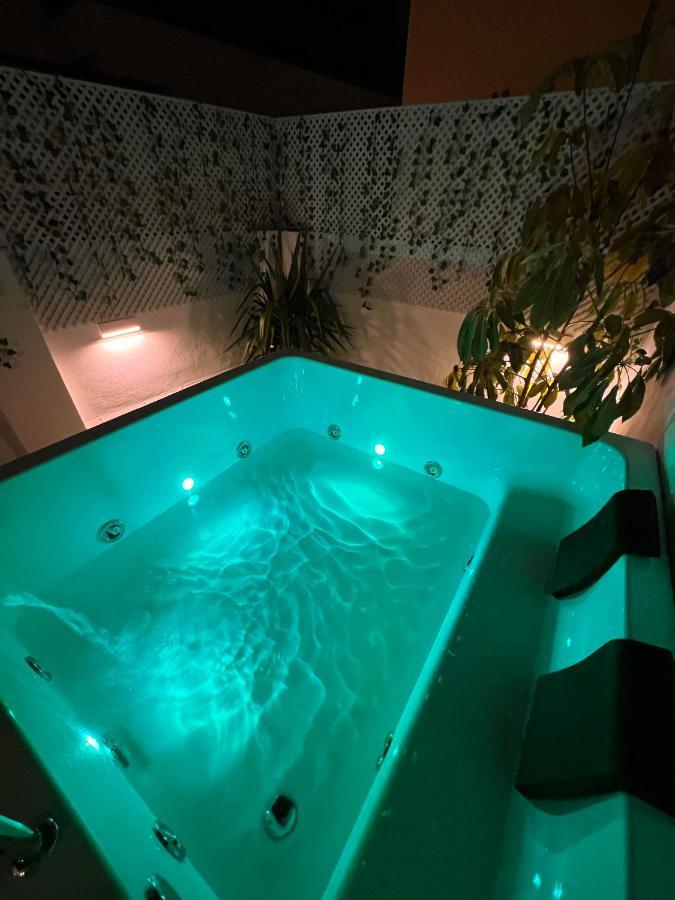 Downtown Apartment With Private Terrace & Jacuzzi Seville Exterior photo